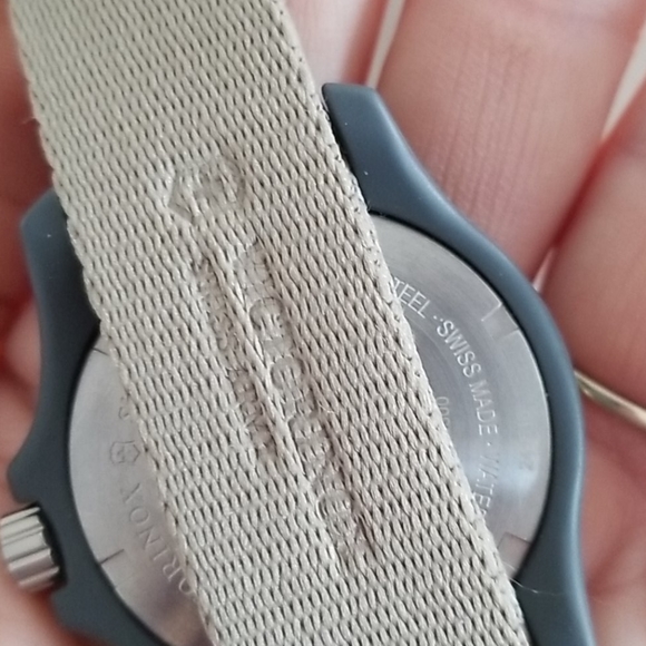 VICTORINOX Field Watch Sage - Picture 5 of 8